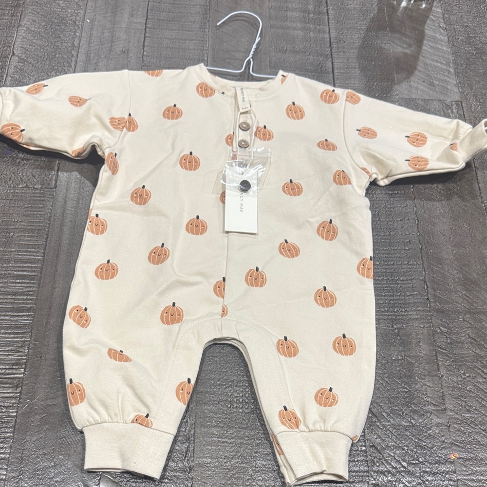 Quincy Mae 0-3 month one piece pumpkin outfit NWT